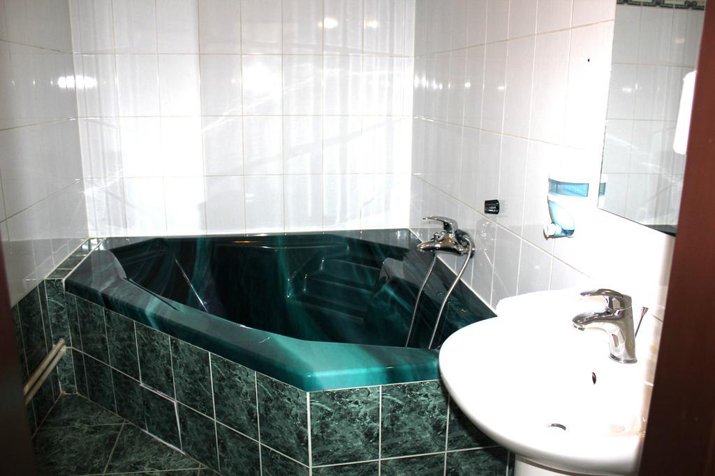 Hotel Central Cesky Tesin Room photo
