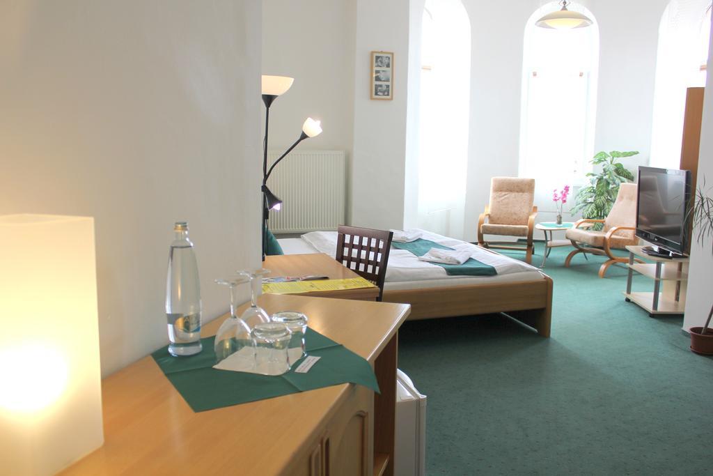 Hotel Central Cesky Tesin Room photo